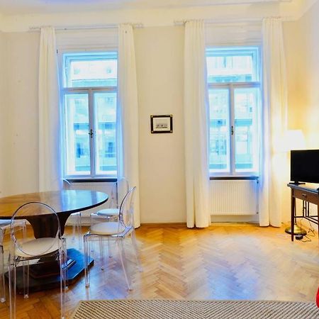 Beautiful Viennese Flat In The City Centre Exterior photo