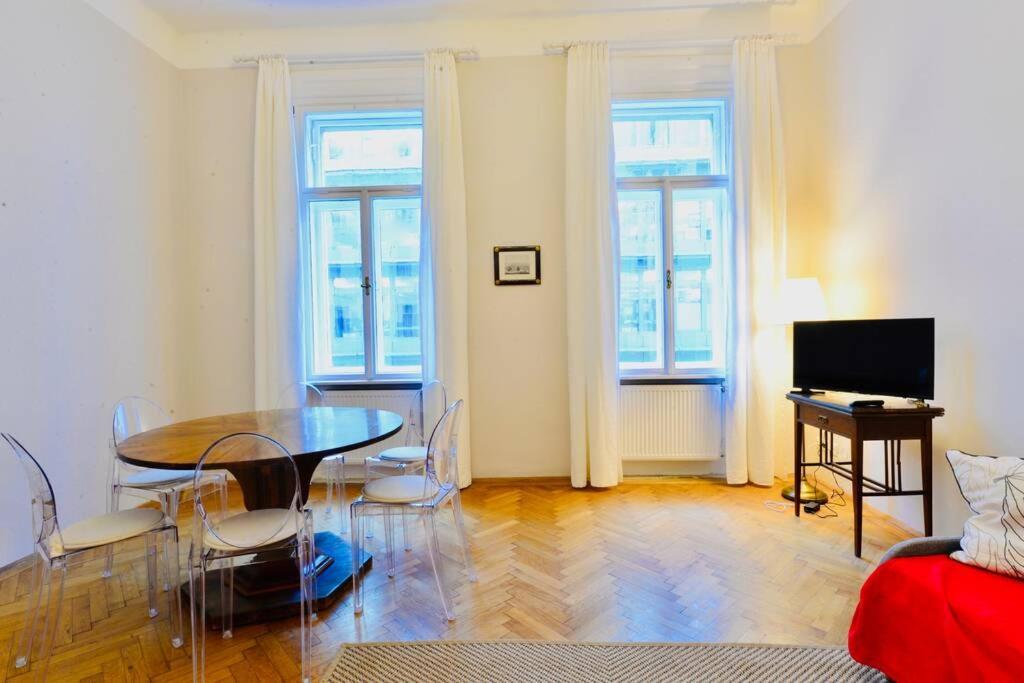 Beautiful Viennese Flat In The City Centre Exterior photo